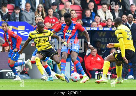 LONDRA, REGNO UNITO. MAGGIO 7th Odsonne Edouard of Crystal Palace batte per il possesso di Hassane Kamara di Watford durante la partita della Premier League tra Crystal Palace e Watford a Selhurst Park, Londra sabato 7th maggio 2022. (Credit: Ivan Yordanov | MI News) Credit: MI News & Sport /Alamy Live News Foto Stock