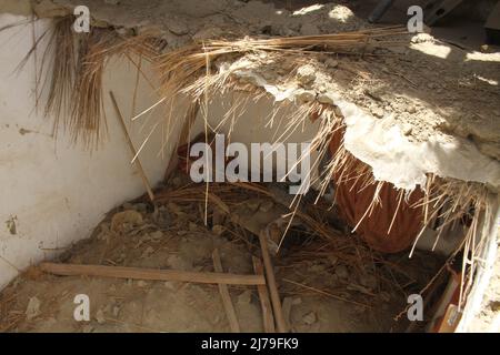 (220507) -- NANGARHAR, 7 maggio 2022 (Xinhua) -- Foto scattata il 7 maggio 2022 mostra una casa danneggiata nella provincia di Nangarhar, Afghanistan. Quattro persone sono state confermate morte e altre quattro ferite come il tetto di una casa di fango cavato nel distretto di Chaparhar della provincia orientale di Nangarhar Venerdì, l'agenzia di notizie statale Bakhtar riferito Sabato. (Foto di Hamidullah/Xinhua) Foto Stock