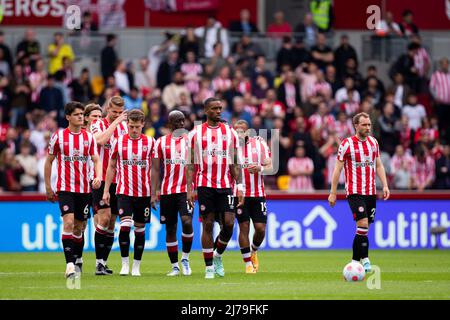 LONDRA, REGNO UNITO. MAGGIO 7th la squadra di Brentford si alza durante la partita della Premier League tra Brentford e Southampton al Brentford Community Stadium di Brentford, sabato 7th maggio 2022. (Credit: Federico Maranesi | MI News) Credit: MI News & Sport /Alamy Live News Foto Stock