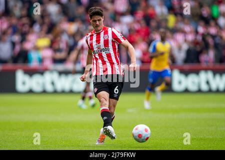 LONDRA, REGNO UNITO. MAGGIO 7th Christian Norgaard di Brentford controlla la palla durante la partita della Premier League tra Brentford e Southampton al Brentford Community Stadium di Brentford sabato 7th maggio 2022. (Credit: Federico Maranesi | MI News) Credit: MI News & Sport /Alamy Live News Foto Stock