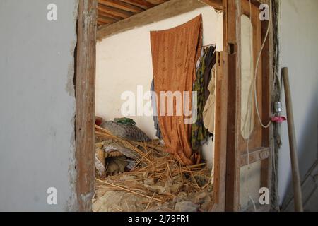 (220507) -- NANGARHAR, 7 maggio 2022 (Xinhua) -- Foto scattata il 7 maggio 2022 mostra una casa danneggiata nella provincia di Nangarhar, Afghanistan. Quattro persone sono state confermate morte e altre quattro ferite come il tetto di una casa di fango cavato nel distretto di Chaparhar della provincia orientale di Nangarhar Venerdì, l'agenzia di notizie statale Bakhtar riferito Sabato. (Foto di Hamidullah/Xinhua) Foto Stock