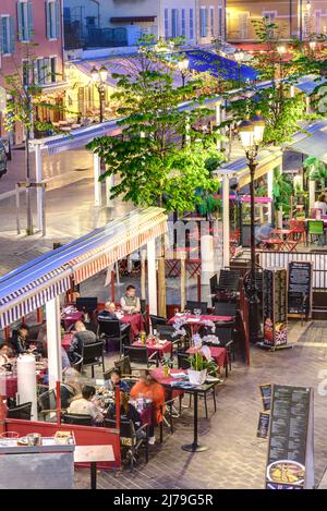 Nizza, Altstadt, Vieux Ville, Cours Saleya, ristoranti // Nizza, Centro storico, Vieux Ville, Cours Saleya, ristoranti Foto Stock