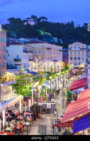 Nizza, Altstadt, Vieux Ville, Cours Saleya, ristoranti // Nizza, Centro storico, Vieux Ville, Cours Saleya, ristoranti Foto Stock