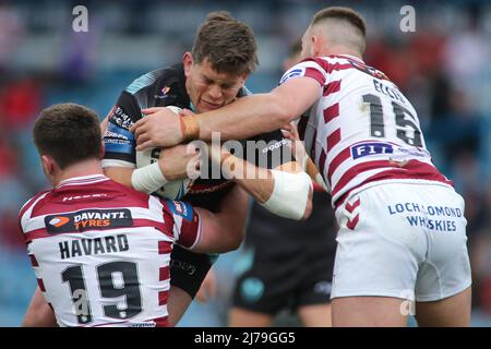 Elland Road, Leeds, West Yorkshire, 7th maggio 2022. Betfred Challenge Cup semi-finale Warriors Wigan vs St Helens Louie McCarthy-Scarsbrook di St Helens RLFC affrontato da Ethan Havard e Kaide Ellis dei Warriors Wigan. Credit: Touchlinepics/Alamy Live News Foto Stock