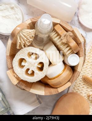 Secchio per sauna con cosmetici naturali biologici e accessori riutilizzabili per la cura della pelle e dei capelli. Vista dall'alto del produ ecologico di bellezza Foto Stock