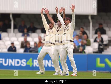 Londra, Regno Unito. 7 maggio 2022. Londra, Regno Unito. Jamie Overton di Surrey, Colin de Grandhomme e Will Jacks fanno appello a Surrey per affrontare il Northamptonshire nel campionato della contea al Kia Oval, giorno tre David Rowe/Alamy Live News Foto Stock