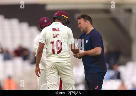 Londra, Regno Unito. 7 maggio 2022. Londra, Regno Unito. Emilio Gay del Northamptonshire ottiene un certo attenzione dopo essere stato colpito da una consegna da Jordan Clark mentre Surrey prende il Northamptonshire nel campionato della contea al Kia Oval, giorno tre David Rowe/Alamy Live News Foto Stock