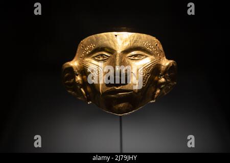 Bogota, Colombia, museo dell'oro, 5 maggio 2022. Una maschera decorativa in oro precolombiano. Foto Stock