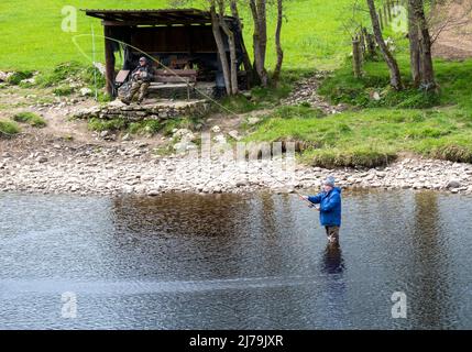 Pescatore in piedi nel fiume Tummel a Pitlochry, Perthshire, Scozia. Foto Stock