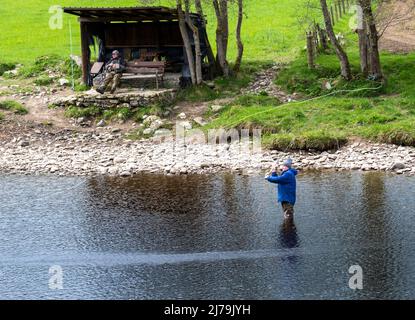 Pescatore in piedi nel fiume Tummel a Pitlochry, Perthshire, Scozia. Foto Stock