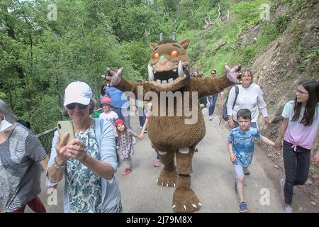 07 maggio 2022, Baden-Wuerttemberg, Weinheim: Grüffelo, il mostro conosciuto da vari libri per bambini, viene a Weinheim per l'apertura del primo sentiero Grüffelo nella Germania meridionale. Per segnare l'apertura del sentiero, la città sta anche organizzando una "Grüffelo settimana evento". Foto: Dieter Leder/dpa Foto Stock