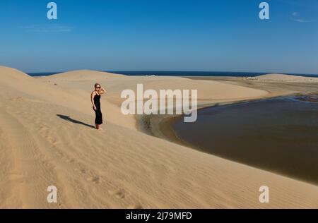 Giovane donna sta camminando nelle dune di sabbia alla spiaggia di Khor al Adaid, Qatar, 04 dicembre 2021. © Peter Schatz / Alamy Live News Foto Stock