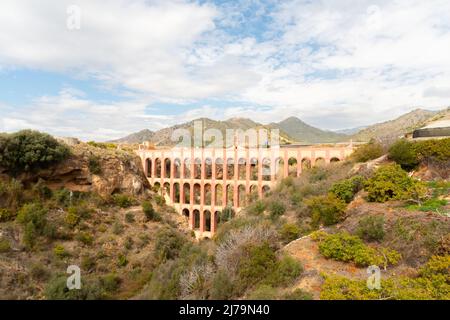 NERJA, SPAGNA - 03 MARZO 2022 considerato in tutta la regione come un gioiello storico di architettura spagnola. L'acquedotto è situato a sud-ovest di t Foto Stock