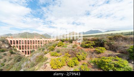 NERJA, SPAGNA - 03 MARZO 2022 considerato in tutta la regione come un gioiello storico di architettura spagnola. L'acquedotto è situato a sud-ovest di t Foto Stock