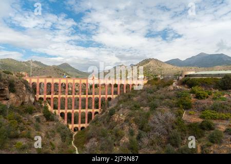 NERJA, SPAGNA - 03 MARZO 2022 considerato in tutta la regione come un gioiello storico di architettura spagnola. L'acquedotto è situato a sud-ovest di t Foto Stock