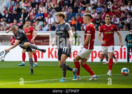 07 maggio 2022, Baden-Wuerttemberg, Friburgo in Brisgovia: Calcio: Bundesliga, SC Friburgo - 1. FC Union Berlin, 33. matchday, Europa-Park Stadion. Andras Schäfer (l) dell'Unione di Berlino segna l'obiettivo di farlo 1:4. Foto: Tom Weller/dpa - NOTA IMPORTANTE: In conformità con i requisiti del DFL Deutsche Fußball Liga e del DFB Deutscher Fußball-Bund, è vietato utilizzare o utilizzare fotografie scattate nello stadio e/o del match sotto forma di immagini di sequenza e/o serie di foto video-simili. Foto Stock