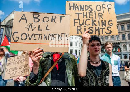 I manifestanti tengono dei cartelli che esprimono il loro parere durante la dimostrazione. La fondazione Women's March Nederland ha organizzato una manifestazione di solidarietà a favore della legge sull'aborto. Questa settimana viene dopo la notizia che gli Stati Uniti possono abolire la sua legge federale sull'aborto. Se il progetto di decisione fosse definitivo, ogni Stato sarebbe autorizzato a legiferare separatamente in materia di aborto. Ad Amsterdam migliaia di persone hanno protestato per continuare a lottare per il diritto all'aborto come diritto umano. Foto Stock