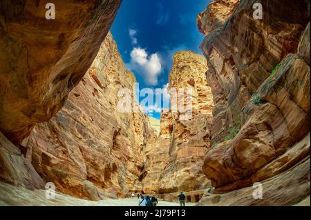 2020 febbraio 15 straordinario paesaggio a Petra Jordan visitato da molti turisti per la bellezza del luogo molto spettacolare con cielo blu Foto Stock