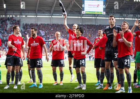 07 maggio 2022, Baden-Wuerttemberg, Friburgo in Brisgovia: Calcio: Bundesliga, SC Friburgo - 1. FC Union Berlin, 33. matchday, Europa-Park Stadion. Paul Jaeckel (l-r) dell'Unione di Berlino, Niko Gießelmann dell'Unione di Berlino, Sven Michel dell'Unione di Berlino, Genki Haraguchi dell'Unione di Berlino, Robin Knoche dell'Unione di Berlino e Grischa Prömel dell'Unione di Berlino con i tifosi dopo la partita. Foto: Tom Weller/dpa - NOTA IMPORTANTE: In conformità con i requisiti del DFL Deutsche Fußball Liga e del DFB Deutscher Fußball-Bund, è vietato utilizzare o utilizzare fotografie scattate nello stadio e/o del m Foto Stock