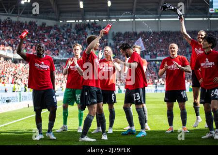 07 maggio 2022, Baden-Wuerttemberg, Friburgo in Brisgovia: Calcio: Bundesliga, SC Friburgo - 1. FC Union Berlin, 33. matchday, Europa-Park Stadion. Anthony Ujah di Union Berlin (l-r), Frederik Rönnow, Paul Jaeckel di Union Berlin, Julian Ryerson di Union Berlin, Niko Gießelmann di Union Berlin, Sven Michel di Union Berlin e Genki Haraguchi di Union Berlin allietano i fan dopo la partita. Foto: Tom Weller/dpa - NOTA IMPORTANTE: In conformità con i requisiti del DFL Deutsche Fußball Liga e del DFB Deutscher Fußball-Bund, è vietato utilizzare o utilizzare foto Foto Stock