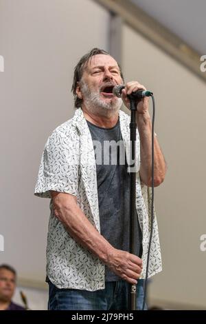 Southside Johnny (John Lyon) e gli Asbury Jukes durante il New Orleans Jazz & Heritage Festival il 6 maggio 2022, all'ippodromo di Fair Grounds a New Orleans, Louisiana (foto di Daniel DeSlover/Sipa USA) Foto Stock