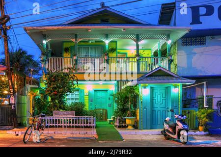 Bella casa sul lungomare in stile coloniale nella città di Bocas su Isla Colon, provincia di Bocas del Toro, Panama. Foto Stock