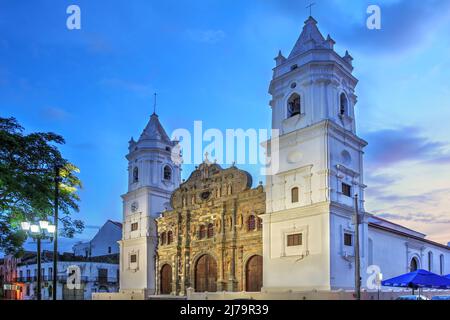 Bellissimo tramonto in Piazza casco Antiguo con la Cattedrale Metropolitana di Panama, Santa Maria la Antigua. Foto Stock