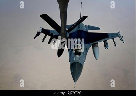 Al Kharj, Arabia Saudita. 05 maggio 2022. Un aereo dell'aeronautica statunitense F-16C Fighting Falcon, assegnato allo Squadrone del 179th Expeditionary Fighter, si avvicina a un aereo Stratotanker KC-135R che si rifornisce sopra la base aerea del Principe Sultano, 5 maggio 2022 vicino ad al Kharj, Arabia Saudita. Credito: MSgt. Matthew Plew/U.S. Air Force/Alamy Live News Foto Stock