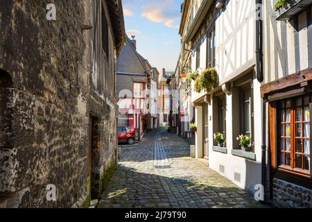 Pittoresca strada nella città della Normandia di Honfleur Francia con la chiesa di Santa Caterina a distanza in una giornata di sole a inizio autunno Foto Stock