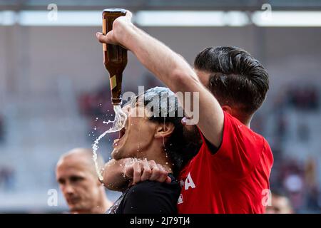 07 maggio 2022, Baden-Wuerttemberg, Friburgo in Brisgovia: Calcio: Bundesliga, SC Friburgo - 1. FC Union Berlin, Matchday 33, Europa-Park Stadion. Genki Haraguchi (l) di Union Berlin e Niko Gießelmann (r) di Union Berlin festeggiano con i fan dopo il gioco e ricevono una doccia di birra. Foto: Tom Weller/dpa - NOTA IMPORTANTE: In conformità con i requisiti del DFL Deutsche Fußball Liga e del DFB Deutscher Fußball-Bund, è vietato utilizzare o utilizzare fotografie scattate nello stadio e/o del match sotto forma di immagini di sequenza e/o serie di foto video-simili. Foto Stock