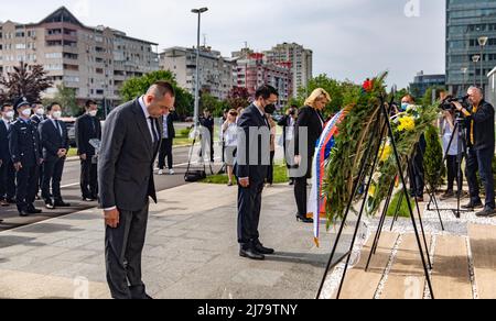 (220507)-BELGRADO, 7 maggio 2022 (Xinhua)-Ministro degli interni serbo Aleksandar Vulin (L, front), Ministro del lavoro, dell'occupazione, dei veterani e degli affari sociali Darija Kisic Tepavcevic (R, front), E Tian Yishu (C, fronte), carica d'affaires dell'ambasciata cinese in Serbia, piangere alle targhe commemorative dedicate ai tre giornalisti cinesi uccisi nel bombardamento NATO dell'ex ambasciata cinese nella Repubblica federale di Jugoslavia nel 1999, a Belgrado, Serbia, 7 maggio 2022. PER ANDARE CON 'Serbia, la Cina onorano i martiri cinesi uccisi nel bombardamento NATO' (foto di Wang Wei/Xinhua) Foto Stock