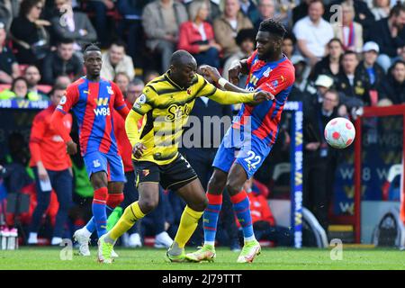 LONDRA, REGNO UNITO. MAGGIO 7th Edo Kayembe di Watford batte per il possesso di Odsonne Edouard di Crystal Palace durante la partita della Premier League tra Crystal Palace e Watford a Selhurst Park, Londra sabato 7th maggio 2022. (Credit: Ivan Yordanov | MI News) Credit: MI News & Sport /Alamy Live News Foto Stock