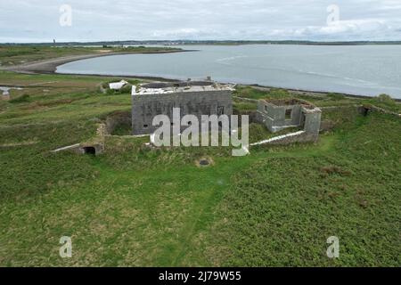 Vista del Forte Napoleonico, l'isola di Scattery, Kilrush, Contea di Clare, Irlanda al largo della riva settentrionale dell'estuario di Shannon si trova l'isola di Scattery Foto Stock