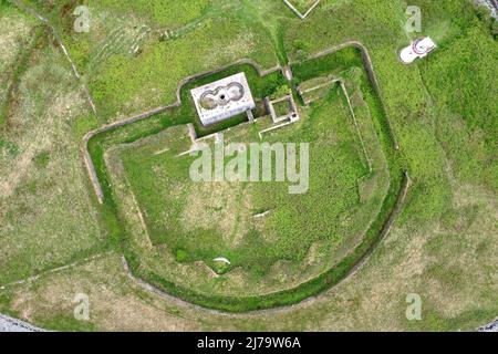 Vista del Forte Napoleonico, l'isola di Scattery, Kilrush, Contea di Clare, Irlanda al largo della riva settentrionale dell'estuario di Shannon si trova l'isola di Scattery Foto Stock