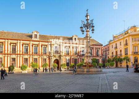 La Plaza Virgen de los Reyes con i turisti e la gente del posto in una mattinata autunnale nel quartiere Barrio Santa Cruz di Siviglia. Foto Stock