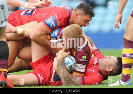 Leeds, Regno Unito. 07th maggio 2022. Elland Road, Leeds, West Yorkshire, 7th maggio 2022. Betfred Challenge Cup semi-finale Huddersfield Giants vs Hull Kingston Rovers Oliver Wilson of Huddersfield Giants è affrontato da Ryan Hall e Shaun Kenny-Dowall di Hull Kingston Rovers. Credit: Touchlinepics/Alamy Live News Foto Stock