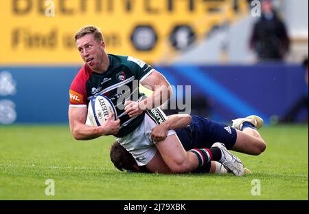 Harry Potter di Leicester Tigers (a sinistra) è stato affrontato da Jimmy o'Brien di Leinster durante la partita finale del quartiere della Heineken Champions Cup al Mattioli Woods Welford Road Stadium di Leicester. Data foto: Sabato 7 maggio 2022. Foto Stock