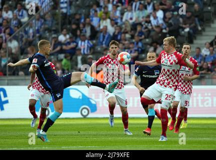 07 maggio 2022, Berlino: Calcio: Bundesliga, Hertha BSC - FSV Mainz 05, Matchday 33, Olympiastadion. Marton Dardai di Hertha (l) contro Jonathan Burkardt di Mainz. Foto: Soeren Stache/dpa - NOTA IMPORTANTE: In conformità con i requisiti della DFL Deutsche Fußball Liga e della DFB Deutscher Fußball-Bund, è vietato utilizzare o utilizzare fotografie scattate nello stadio e/o della partita sotto forma di immagini di sequenza e/o serie di foto video-simili. Foto Stock