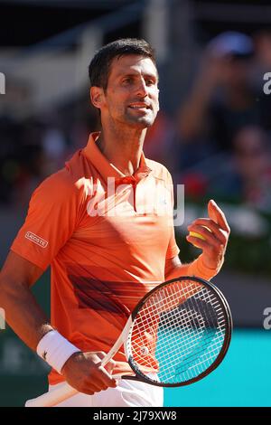 Novak Djokovic di Serbia suona durante la loro semifinale maschile Singles contro Carlos Alcaraz di Spagna il giorno dieci del Mutua Madrid Open a la Caja Magica di Madrid. Foto Stock