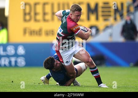 Harry Potter (a destra) di Leicester Tigers viene affrontato da Jimmy o'Brien di Leinster durante la partita finale del quartiere della Heineken Champions Cup al Mattioli Woods Welford Road Stadium di Leicester. Data foto: Sabato 7 maggio 2022. Foto Stock