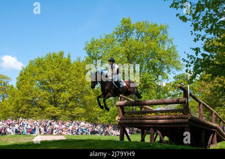 Badminton Horse Trials 2022, Gloucestershire, Regno Unito. 7th maggio 2022. Tom McEwen e Toledo De Kerser rappresentano la Gran Bretagna durante la fase Cross Country il giorno 3 dei 2022 Badminton Horse Trials presentati da MARS a Badminton House vicino Bristol, Gloucestershire, Inghilterra, Regno Unito. Jonathan Clarke / Alamy Live News Foto Stock