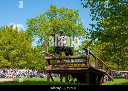 Badminton Horse Trials 2022, Gloucestershire, Regno Unito. 7th maggio 2022. William Fox-Pitt e Oratorio rappresentano la Gran Bretagna durante la fase Cross Country il giorno 3 dei 2022 Badminton Horse Trials presentati da MARS a Badminton House vicino Bristol, Gloucestershire, Inghilterra, Regno Unito. Jonathan Clarke / Alamy Live News Foto Stock