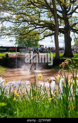 Badminton Horse Trials 2022, Gloucestershire, Regno Unito. 7th maggio 2022. Cathal Daniels e Barrichello rappresentano l'Irlanda durante la fase Cross Country il giorno 3 dei 2022 Badminton Horse Trials presentati da MARS a Badminton House vicino Bristol, Gloucestershire, Inghilterra, Regno Unito. Jonathan Clarke / Alamy Live News Foto Stock