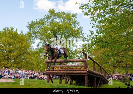 Badminton Horse Trials 2022, Gloucestershire, Regno Unito. 7th maggio 2022. Piggy March e Vanir Kamira rappresentano la Gran Bretagna durante la fase Cross Country il giorno 3 dei 2022 Badminton Horse Trials presentati da MARS a Badminton House vicino Bristol, Gloucestershire, Inghilterra, Regno Unito. Jonathan Clarke / Alamy Live News Foto Stock