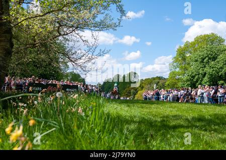 Badminton Horse Trials 2022, Gloucestershire, Regno Unito. 7th maggio 2022. Sarah Ennis e Woodcourt Garrison rappresentano l'Irlanda durante la fase Cross Country il giorno 3 dei 2022 Badminton Horse Trials presentati da MARS a Badminton House vicino Bristol, Gloucestershire, Inghilterra, Regno Unito. Jonathan Clarke / Alamy Live News Foto Stock