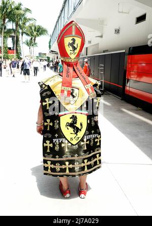 7th maggio 2022, Miami International Autodrome, Miami, FORMULA 1 CRYPTO.COM MIAMI GRAND PRIX , il tifoso raffigurato vestito da Ferrari Pope. Foto Stock