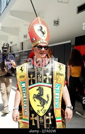 7th maggio 2022, Miami International Autodrome, Miami, FORMULA 1 CRYPTO.COM MIAMI GRAND PRIX , il tifoso raffigurato vestito da Ferrari Pope. Foto Stock