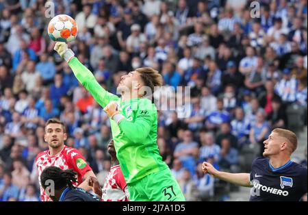 07 maggio 2022, Berlino: Calcio: Bundesliga, Hertha BSC - FSV Mainz 05, Matchday 33, Olympiastadion. Il portiere di Hertha Marcel Laurenz Lotka (M) è in grado di pugnare via una palla. Foto: Soeren Stache/dpa - NOTA IMPORTANTE: In conformità con i requisiti della DFL Deutsche Fußball Liga e della DFB Deutscher Fußball-Bund, è vietato utilizzare o utilizzare fotografie scattate nello stadio e/o della partita sotto forma di immagini di sequenza e/o serie di foto video-simili. Foto Stock