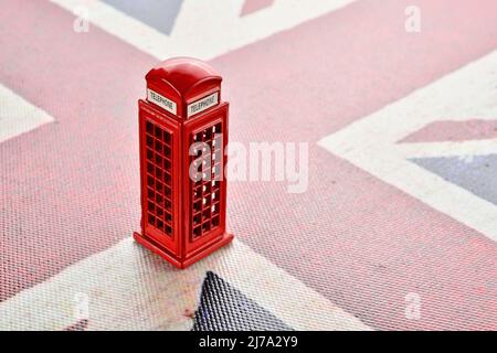 Cabina telefonica rossa inglese sulla bandiera Union jack stampata su tela. Foto Stock