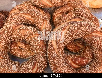 Un mucchio di deliziosi bagel turchi come sfondo. Fast food tradizionale noto come "simit" in Turchia Foto Stock